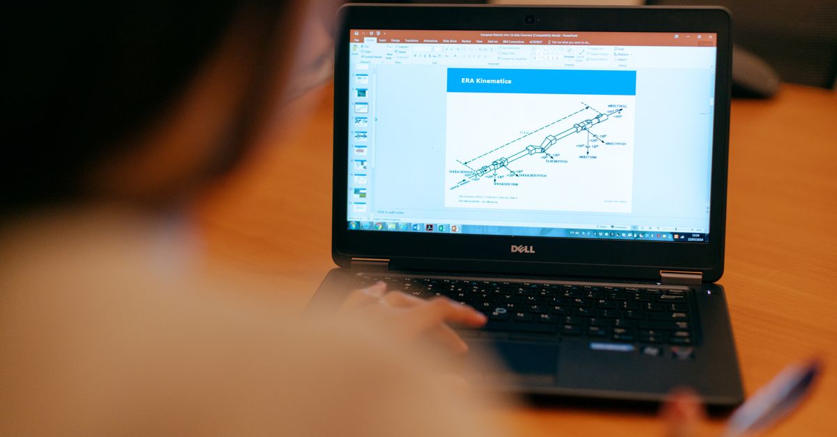 Persona revisando tareas técnicas en una computadora portátil sobre un escritorio